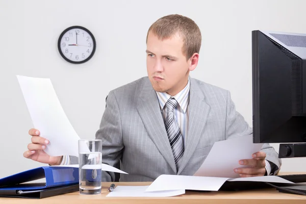 Ragioniere preoccupato facendo il lavoro di ufficio in ufficio — Foto Stock