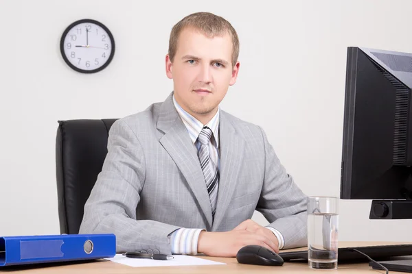 Jeune homme d'affaires, assis dans le bureau lumineux — Photo