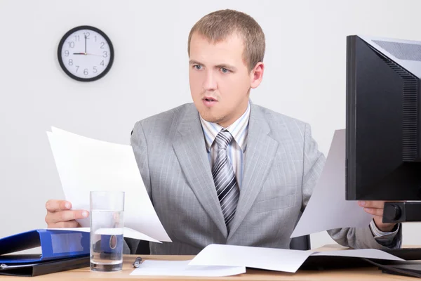 Giovane ragioniere preoccupato facendo il lavoro di ufficio in ufficio — Foto Stock