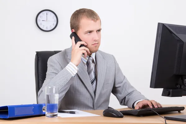 Businessman talking on phone in office — Stock Photo, Image