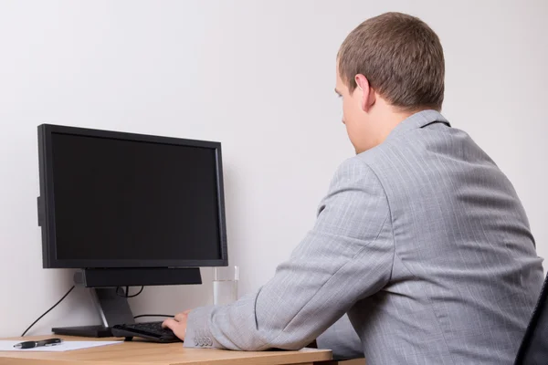 Affärsman som använder dator på jobbet — Stockfoto