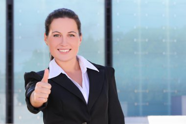 Siyah takım başparmak yukarıya içinde genç iş kadını