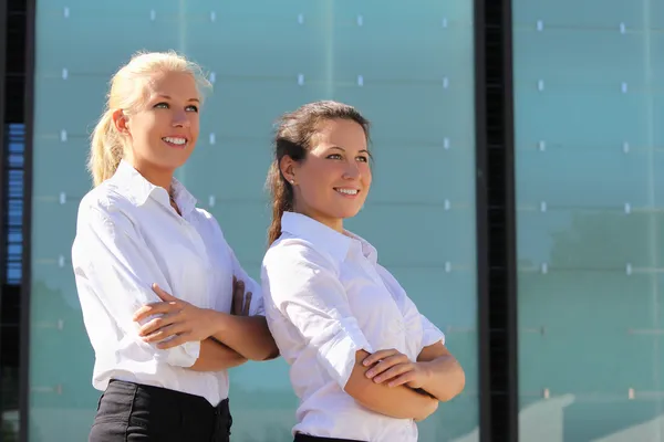 Portrait of two young attractive business women outdoor — Stock Photo, Image