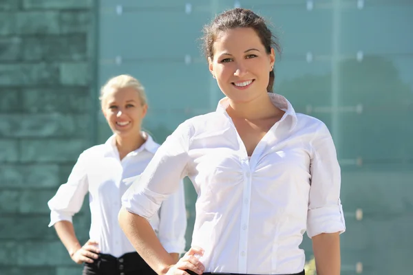 Duas mulheres de negócios atractivos posando do lado de fora — Fotografia de Stock