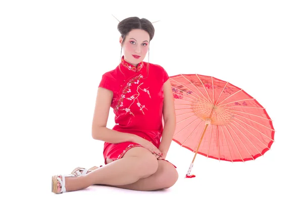 Schöne sitzende Frau mit roten japanischen Kleid mit Regenschirm isol — Stockfoto