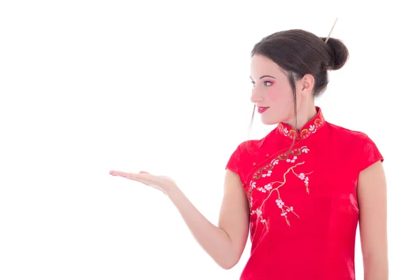 빨간색 일본어에서 매력적인 여자의 드레스에 격리 wh — 스톡 사진
