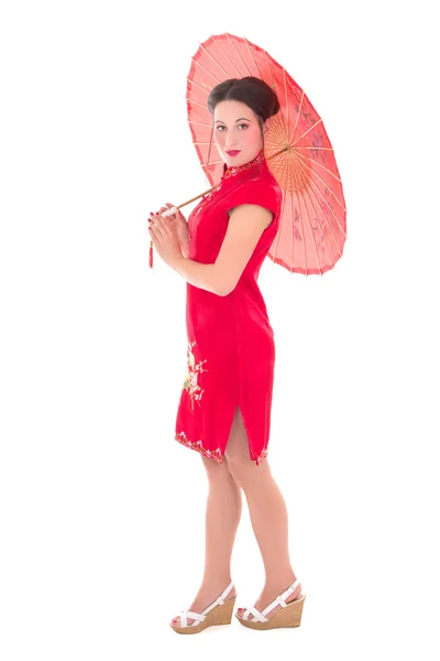 Belle jeune femme en robe japonaise rouge avec parapluie isolat — Photo