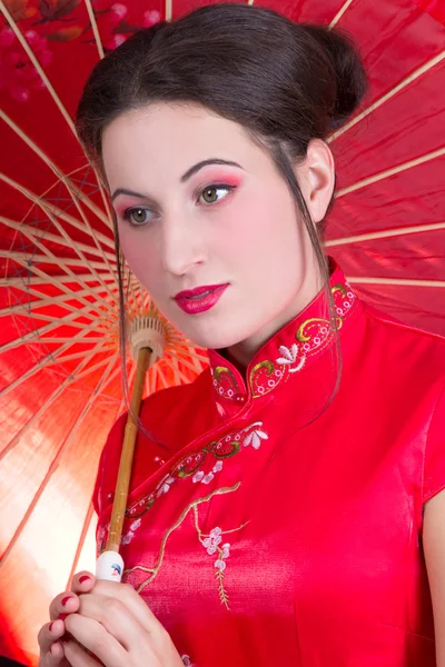 Portrait der schönen Frau in roten japanischen Kleid mit Nahaufnahme — Stockfoto