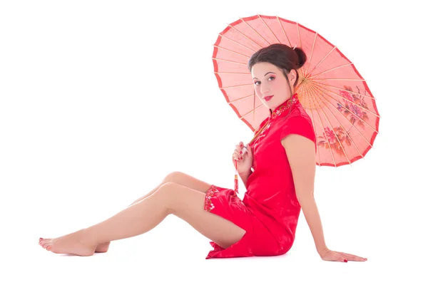 Sentada chica vestido rojo japonés con paraguas aislado en whi —  Fotos de Stock