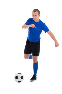 Beyaz arka plan üzerinde izole topu tekmeleme futbolcu
