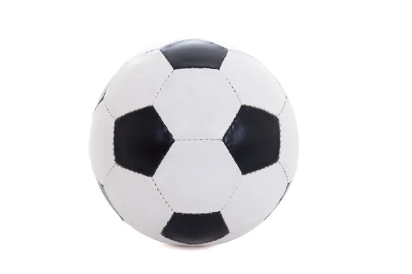 Bola de futebol de couro preto e branco clássico isolada no branco — Fotografia de Stock