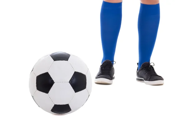 Gambe del giocatore di calcio in calzettoni blu con palla isolato su wh — Foto Stock