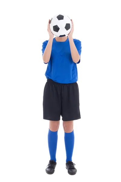Mulher de azul, segurando uma bola de futebol na frente de seu rosto — Fotografia de Stock