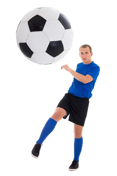 Fotbollspelare i blå sparkar boll isolerad på vit bakgrund Stockfoto