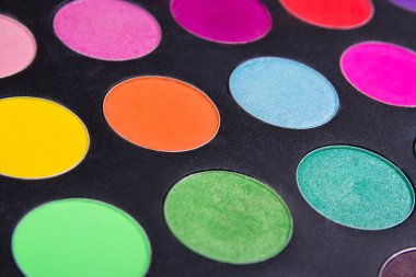 üzerinde siyah renkli göz farı paletleri makyaj