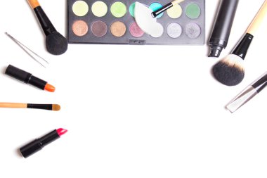 Makyaj fırçaları, renkli göz farı paleti ve ruj isolat