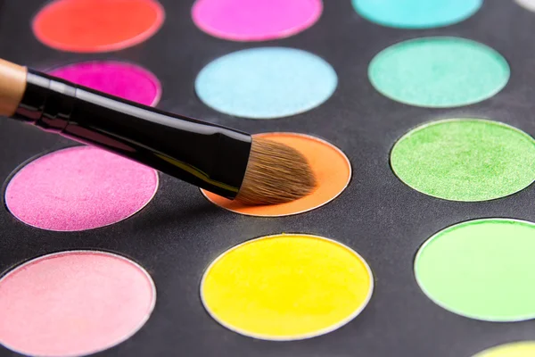 Make-up brush and eyeshadow palette close up — Stock Photo, Image