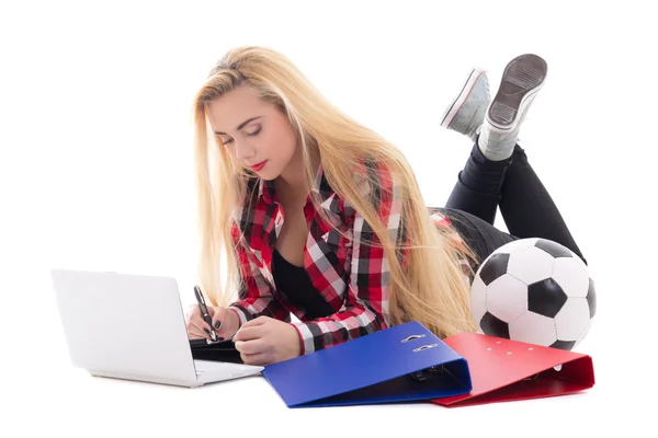 Isolar loira mulher deitada com laptop, pastas e bola de futebol — Fotografia de Stock