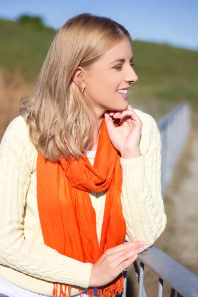 Jonge blonde vrouw poseren in herfst park — Photo