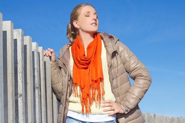 Giovane donna attraente sognando sopra cielo blu — Foto Stock