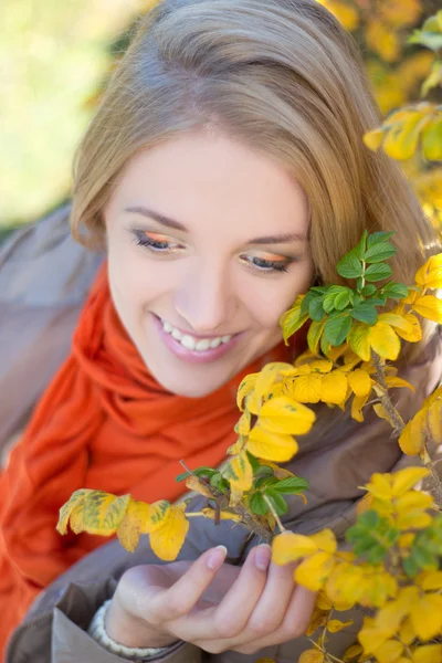 Portrait d'une fille rêve en automne parc vue rapprochée — Photo