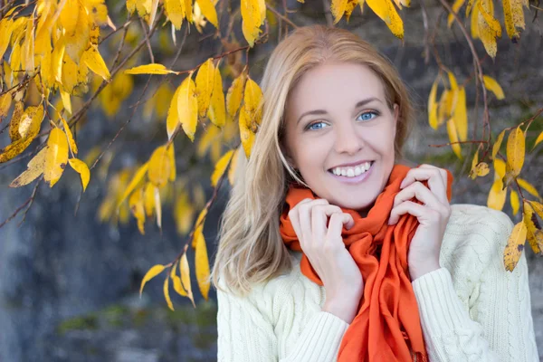 Ritratto di una donna attraente in maglione bianco sorridente contro st — Foto Stock