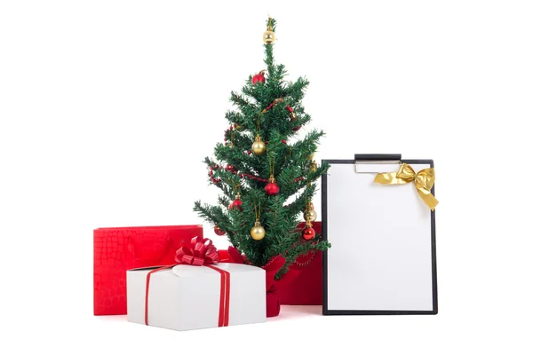Zdobené vánoční strom, dárkové krabičky a dárkové seznam bílá zadní — Stock fotografie