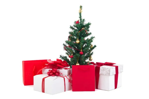 Albero di Natale decorato e scatole regalo su sfondo bianco — Foto Stock