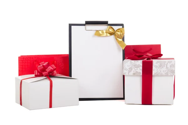 Boîtes de cadeau avec ruban rouge et la liste de souhaits sur fond blanc — Photo