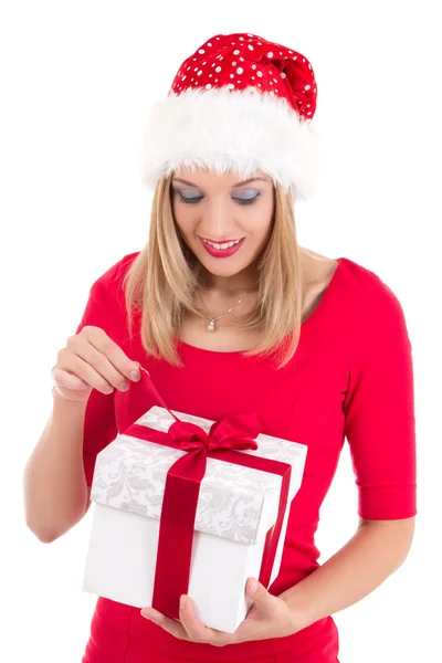 Jonge vrouw met kerstcadeau geïsoleerd op witte achtergrond — Stockfoto