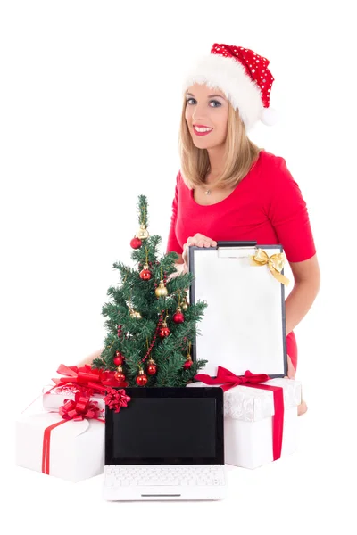 Mujer feliz con la lista de deseos, cuaderno, árbol de Navidad y regalos — Foto de Stock