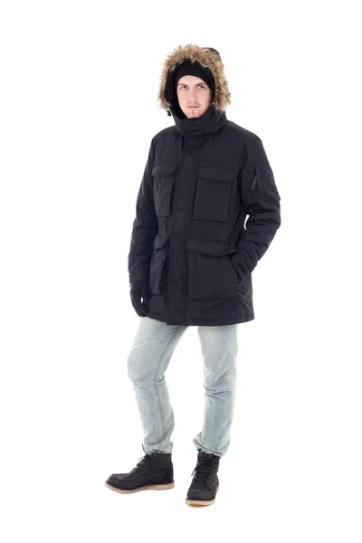 Portrait de jeune homme attrayant en manteau d'hiver noir posant j'ai — Photo