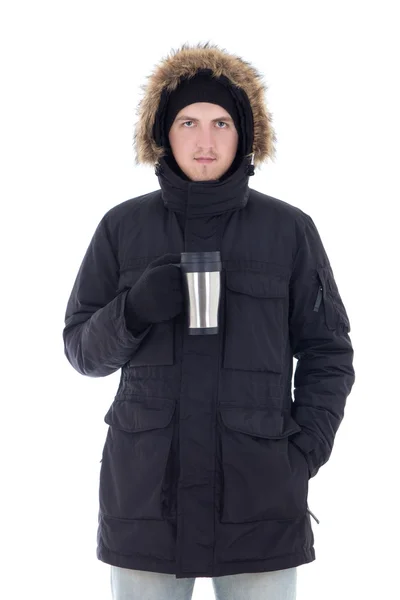 Unga attraktiva mannen i svart vinterjacka med mugg te isol — Stockfoto