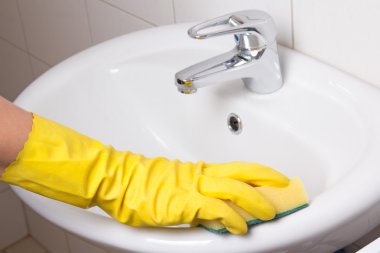 lavabo temizlik sünger sarı eldiven el