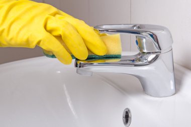 lavabo temizlik sünger sarı eldiven el