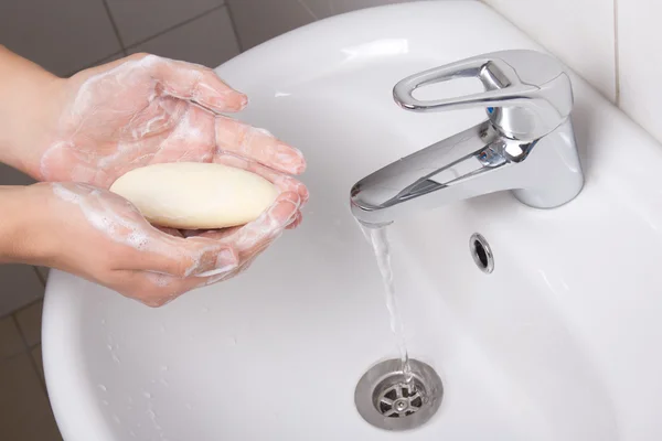 Masculinas mãos com sabão no banheiro — Fotografia de Stock