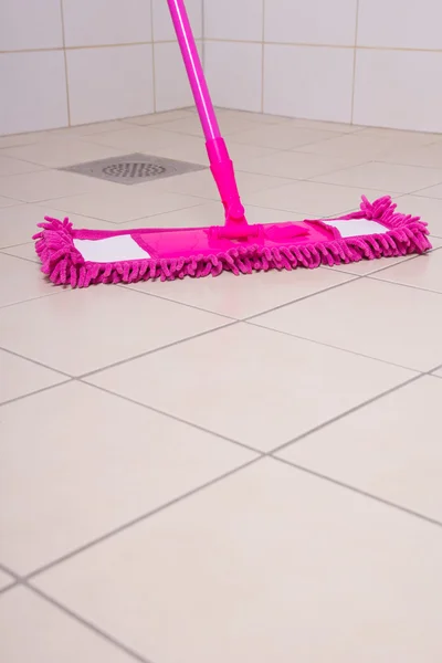 A mozaik padló a rózsaszín mop mosás — Stock Fotó