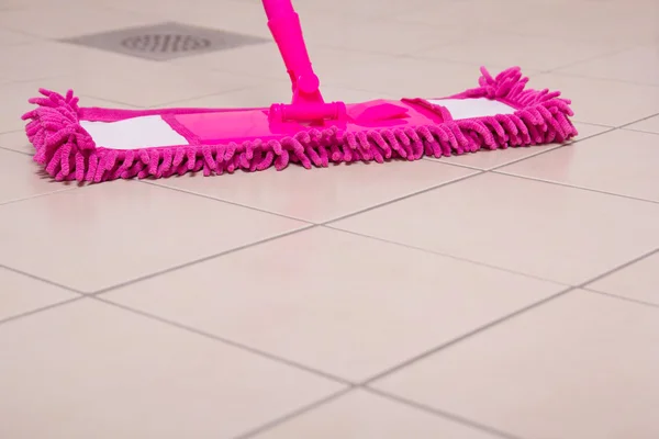 Haus Fliesen Reinigung mit rosa mop — Stockfoto