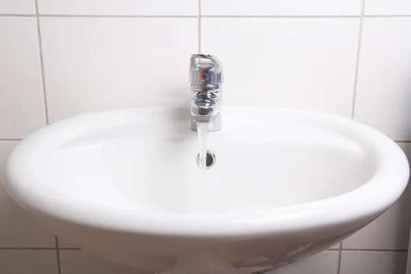 Interno del bagno con lavabo bianco e rubinetto — Foto Stock