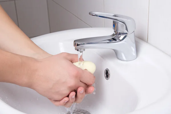 Άνθρωπος καθαρισμού τα χέρια του στο μπάνιο清洗双手在浴室中的男人 — 图库照片