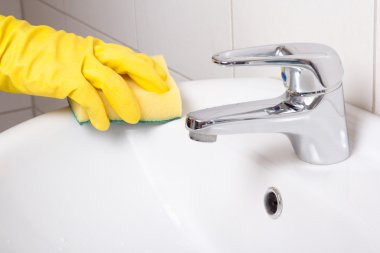 lavabo temizlik sünger sarı eldiven el
