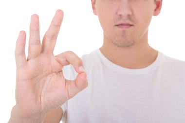 genç adamın iyi işaret üzerinde beyaz backgr izole gösteren kapatın