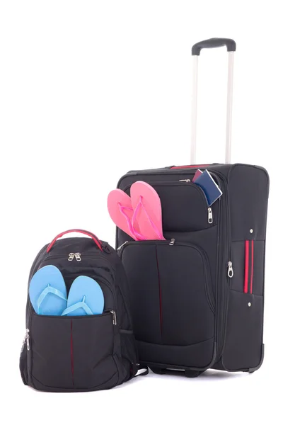 Viaggi in valigia e zaino con beachwear isolato su bianco — Foto Stock