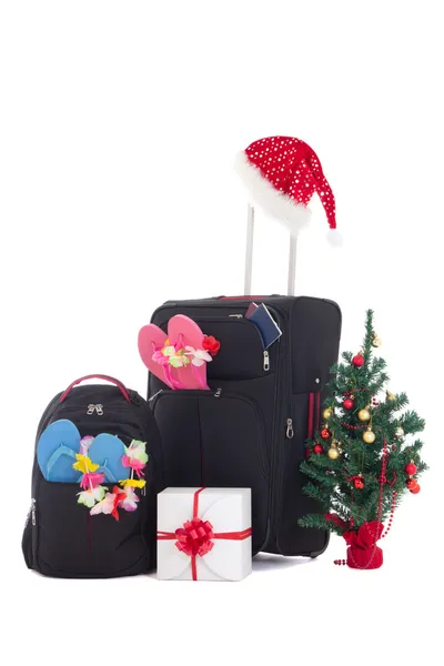 圣诞之旅-手提箱和 packpack、 内包装及圣诞节 tr — 图库照片