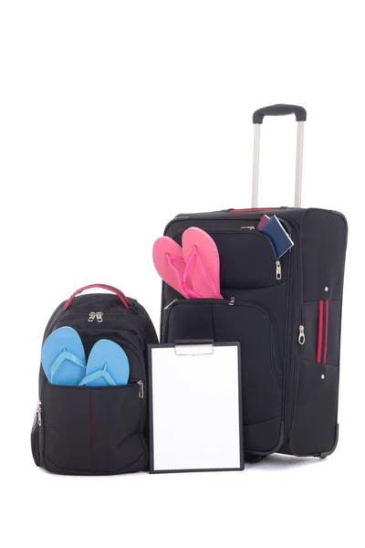 Podróż walizki i plecak z odzieży, Lista kontrolna na białym tle o — Zdjęcie stockowe
