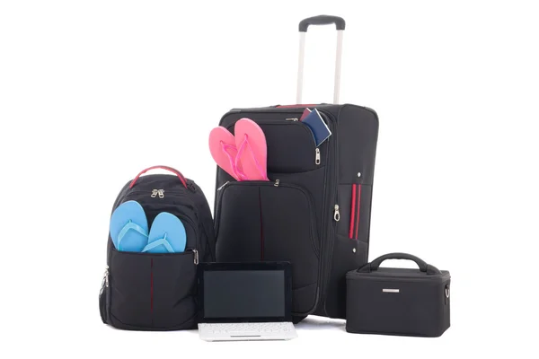 Malas de viagem, mochila com roupas, laptop isolado no whi — Fotografia de Stock