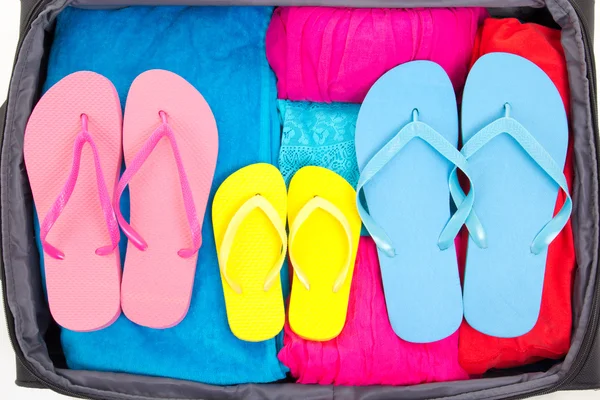 Resor resväska med kläder och flip-flops — Stockfoto