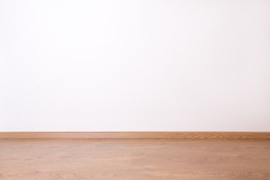 beyaz duvar ve ahşap yerde boş oda