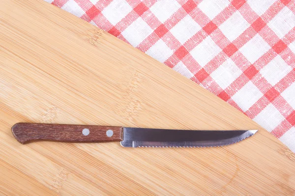 Couteau sur la table avec nappe à carreaux — Photo