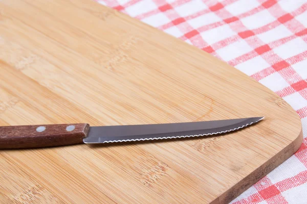 Nůž na stůl s kostkovaný ubrus — Stock fotografie
